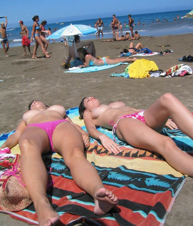 chicas desnudas en la playa (9)